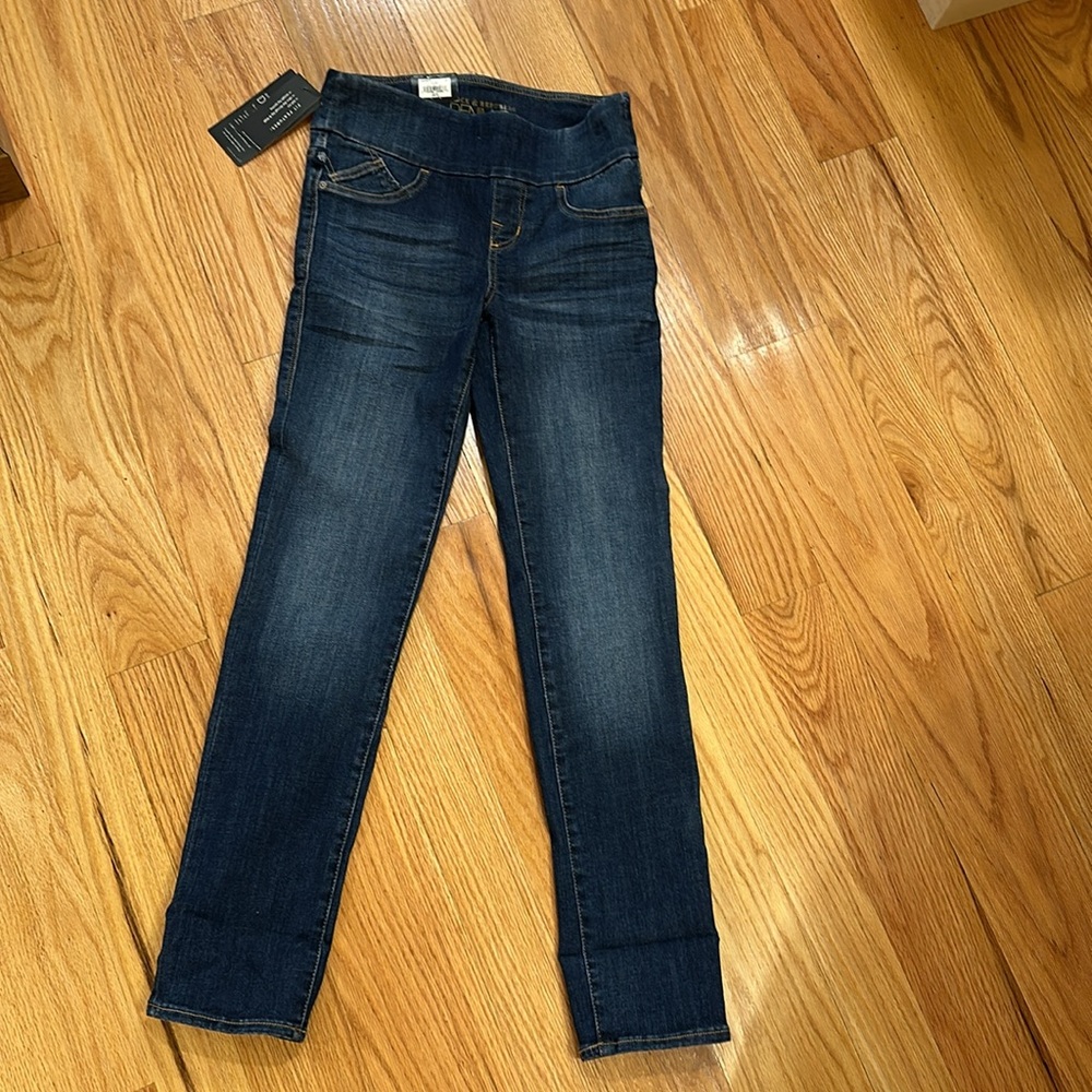 Brand new Rock & Republic pull on straight midrise ultra slim through hip jeans